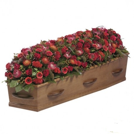 kist rouwwerk rode bloemen uitvaart